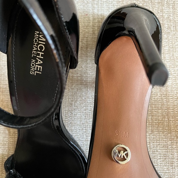 Michael Kors sequin bow sandal. Worn once to a wedding. Size 8 1/2 - Picture 2 of 2